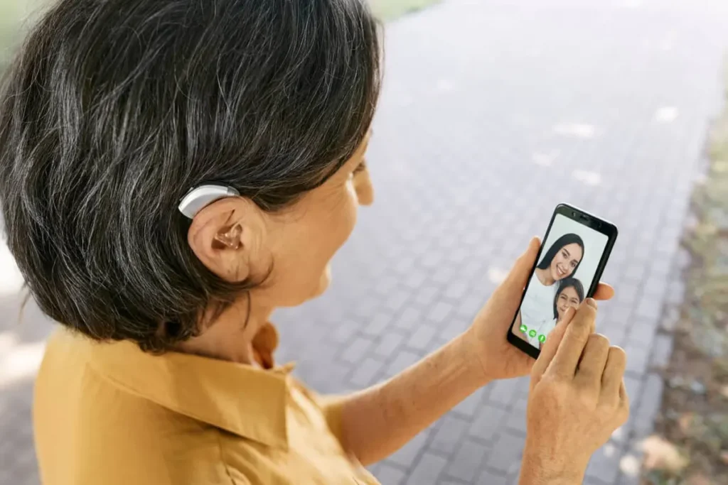 hearing aid بررسی سمعک مدل هندزفری و انواع مختلف آن نگهداری و مراقبت از سمعک مدل هندزفری