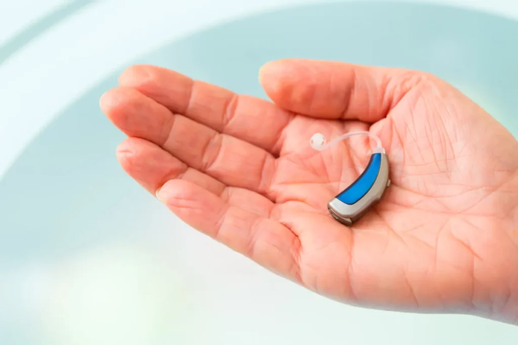 hearing aid hands بررسی سمعک مدل هندزفری و انواع مختلف آن سمعک مدل هندزفری چه مزایایی دارد؟