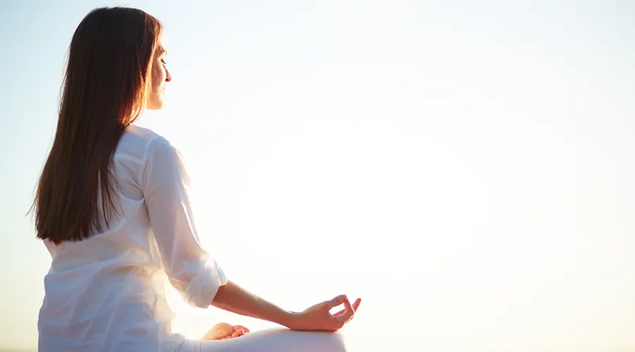 meditation lifestyle for healthy hearing پیشگیری از کم شنوایی با مدیتیشن : راهی علمی و طبیعی برای حفظ سلامت شنوایی تمرین تنفس عمیق در محیط آرام