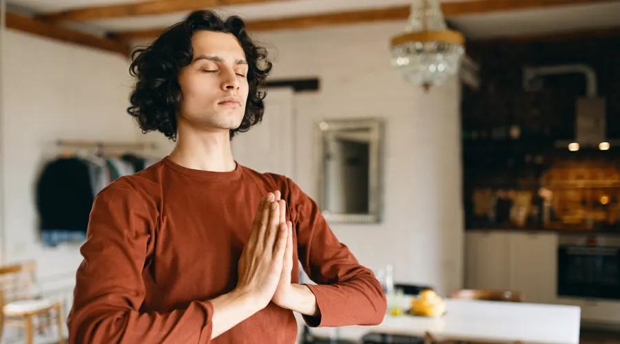 reduce stress improve hearing پیشگیری از کم شنوایی با مدیتیشن : راهی علمی و طبیعی برای حفظ سلامت شنوایی محیط آرام برای تمرین مدیتیشن و حفظ شنوایی