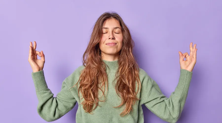 woman meditating to protect hearing پیشگیری از کم شنوایی با مدیتیشن : راهی علمی و طبیعی برای حفظ سلامت شنوایی مدیتیشن صوتی با تمرکز بر صداهای محیط